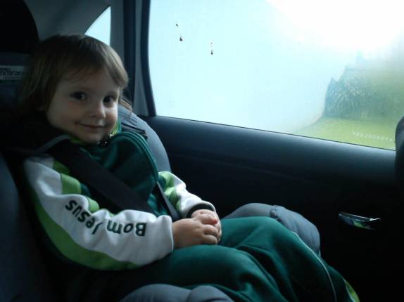 Voltando da escola, na cadeirinha, rm Curitiba, no Paraná